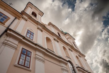 Günbatımında Pecs Macaristan Lyceum Tapınağı 'nın ana cephesi. Lyceum templom, Birinci Ermit Aziz Paul tarikatına ait bir Roma Katolik barok kilisesidir..