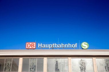 DORTMUND, GERMANY - 13, 2022: Dortmund Hauptbahnhof tren istasyonunda DB Deutsche Bahn ve S Bahn logolarının olduğu seçici bulanıklık. Dortmund Hbf şehrin ana tren istasyonudur..