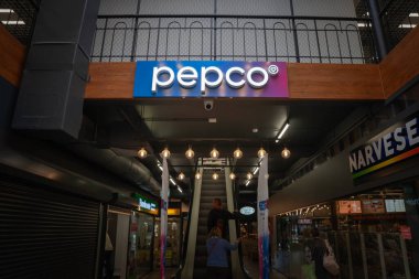 RIGA, LATVIA - 23 AĞUSTOS 2023: Pepco Logo Riga 'daki ana dükkanlarında. Pepkor 'a ait olan Pepco, Polonya' da giysi ve ev eşyalarında indirim sunan bir markadır..