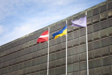 Avrupa Birliği (AB) Ukrayna ve Letonya bayrakları Letonya 'nın Riga kentinde birlikte hareket ederek Ukrayna' da Rusya 'ya karşı yürütülen savaş sırasında Letonyalılardan Ukraynalılara dayanışma gösterdiler..