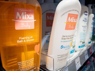 BELGRAD, SERBIA - 17 Ocak 2024: Belgrad 'da satılık bebek şampuanlarının bazılarına Mixa Baby logosu. l 'Oreal ve Lascad' ın bir parçası olan Mixa, Fransız kozmetik, hijyen ve kişisel bakım ürünleri markasıdır..
