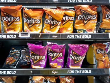 BELGRAD, SERBIA - 12 Ocak 2023: Belgrad 'da bir süpermarkette satılık çantaların üzerindeki doritos logosu. Doritos, dünya çapında pepsikonun bir parçası olarak satılan bir Amerikan markası..
