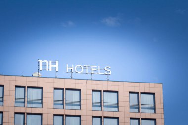 DORTMUND, ALMANY - 5 Kasım 2022: Dortmund için yerel otellerinin logosu. NH Hotel grubu, geniş bir yelpazede konaklama imkanı sunan, Avrupa 'ya yayılmış bir İspanyol konukseverlik grubu..