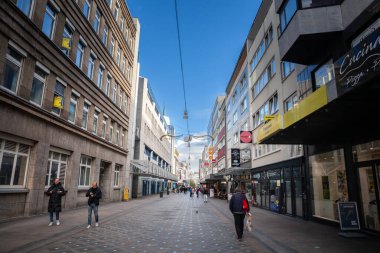 KOLOGNE, ALMANY - 6 Kasım 2022: Westenhellweg Panoraması, Pazar günleri dükkanları ve mağazaları boş. Westenhellweg, Dortmund Altstadt 'ın ana caddesi, Old Town' da bir alışveriş caddesi..
