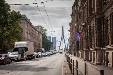 Riga, Letonya 'daki Krisjana Valdemara iela caddesinin arka planında vansu eğimli köprüsü ve büyük bir trafik sıkışıklığı ve trafik saatiyle Panorama' sı. Krisjana Valdemara iela Riga 'nın ana caddelerinden biridir..