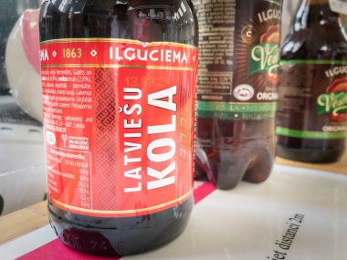 RIGA, LATVIA - 22 AĞUSTOS 2023: Riga 'da satılık bir şişe Latviesu Kola' da seçici bulanıklık. Latviesu Cola, Ilguciema tarafından üretilen bir kola markası..