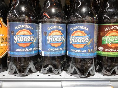 RIGA, LATVIA - 22 AĞUSTOS 2023: Riga süpermarketinde satılık Ilguciema Kvass şişeleri. Kvas 'ın Letonya markası. Kvas, Doğu Avrupa ve Baltık ülkelerinden mayalanmış bir içecektir..