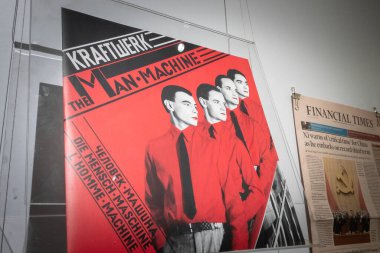 BELGRAD, SERBIA - 3 Şubat 2024: Kraftwerk makine kaydı ve albüm kapağı sergilenmektedir. Kraftwerk endüstriyel müzik ve sentezleyicinin öncüsüdür..