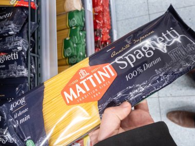 BELGRAD, SERBIA - 8 Ocak 2024: Sırbistan 'da bir süpermarkette satılık spagetti paketinde Mattini makarna logosu. Mattini, İtalyan makarnası ve diğer kuru gıdalar markasıdır..