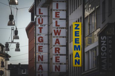 DORTMUND, ALMANY - 13 Kasım 2022 Dortmund 'daki mağazalarının önünde Zeeman' ın imzası. Zeeman, Avrupa 'da indirimde ve ucuz ürünlerde uzmanlaşmış bir Hollanda mağaza zinciri..