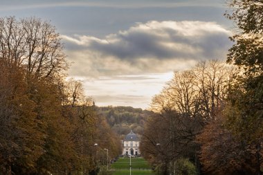 Poppelsdorfer Sarayı 'nın önündeki Poppelsdorf Sarayı Almanya' nın Bonn şehrinde alacakaranlıkta olduğunu iddia ediyor. Poppelsdorf Sarayı artık Bonn Üniversitesi 'nin bir parçası olan Barok kent simgesi ve büyük bir saray..