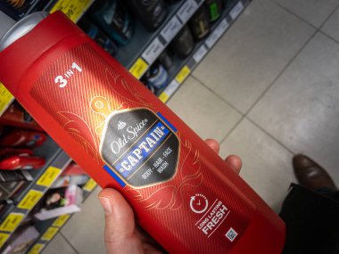 BELGRAD, SERBIA - 5 Şubat 2024: Old Spice Captain logosu satılık duş jeli şampuan şişesi üzerinde. Old Spice erkekler için kozmetik ve güzellik ürünüdür..