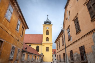 Osijek Croatia 'lı Aziz Michael Kilisesi' nin Panorama 'sı Osijek Kalesi' nin bir caddesinden bulutlu bir öğleden sonra, osijecka tvrda. Crkva Svetog Mihaela adında bir Hırvat Katolik kilisesi..