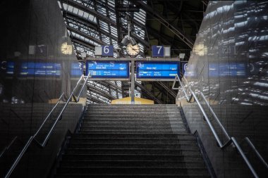 KOLOGNE, GERMANY - 10 Kasım 2022: Koln Hbf Tren İstasyonu platformundaki kalkış ve varış panolarında seçici bulanıklık. Koln Hauptbahnhof, Köln 'ün DB Deutsche Bahn ana tren istasyonudur..