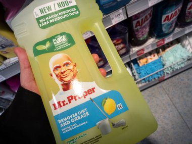 BELGRAD, SERBİYA - 5 Şubat 2024: Satılık temizlik ürünleri şişelerinde uygun deterjan. Bay Proper, Bay Temiz 'in Avrupa' daki merkezi adıdır; bir ev temizlik ürünüdür..