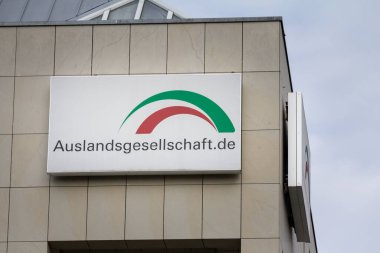 Auslandsgesellschaft Dortmund 'un logosu 5 Kasım 2022' de ofislerinde. Auslandsgesellschaft, yabancı işbirliğinde ve kültürler arası dil alışverişinde uzmanlaşmış bir STK..