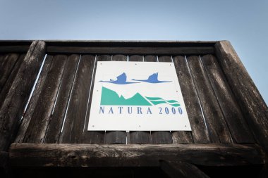 PAPUK, CROATIA - 18 Eylül 2023: Papuk Parkı girişinde Natura 2000 logosu. natura 2000, seçilen bölgelerdeki doğal alanları ve biyolojik çeşitliliği korumayı amaçlayan bir Avrupa Birliği programıdır..