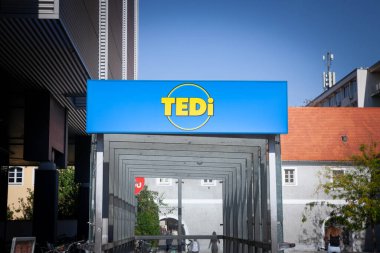 OSIJEK, CROATIA - 19 Eylül 2023: Osijek için mağazalarının TEDI logosu. TEDI, ya da Top Euro Discount, Avrupa 'da yaygın olarak bulunan bir Alman indirimli perakendeciler ve süpermarketler zinciri..