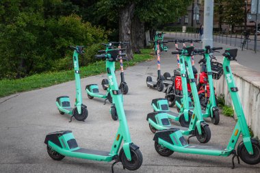 RIGA, LATVIA - 17 Eylül 2023: Riga 'da kiralamak için elektrikli scooterların sürgülü logosu. Bold, Avrupa 'da araç paylaşımı ve gıda dağıtımı konusunda uzmanlaşmış Estonyalı bir teknoloji şirketi..