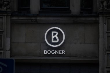 Köln 'deki ana mağazalarında 11 Kasım 2022' de Bogner logosu bulundu. Bogner, Almanya 'da kış sporları ve spor kıyafetleri üzerine uzmanlaşmış bir moda markasıdır..