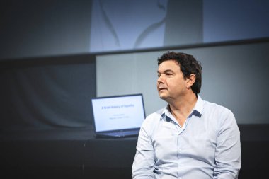 BELGRAD, SERBIA - 26 Ekim 2023: Sırbistan 'daki bir konferanstan önce Thomas Piketty' nin poz vermesi üzerine seçici bulanıklık. Thomas Piketty, eşitsizlik üzerine uzmanlaşmış Fransız bir ekonomist..