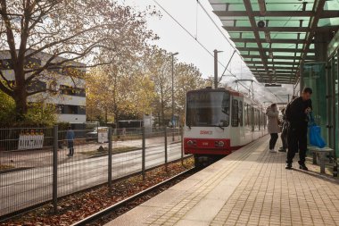 DORTMUND, ALMANY - NOVEMBER 7, 2022: Dortmund U-Bahn tramvayı U42 hattında. Dortmund U-Bahn ya da Dortmund Stadtbahn, şehir tramvay ve tren sistemidir..