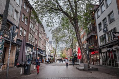 DÜKSELDORF, GERMANY - 7 Kasım 2022: Bolkerstrasse, Almanya 'nın Dusseldorf şehrinde fast food restoranları ve eski binaları olan tipik bir yaya sokağı..