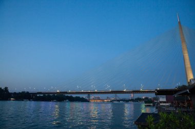 Sava Nehri (Ada) üzerindeki Belgrad köprüsünün panoraması en çok, salların önündeki Splav adlı yollarla geçen bir yaz gecesinde çekildi. Belgrad Sırbistan 'ın başkentidir.