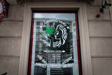 RIGA, LATVIA - 22 AĞUSTOS 2023: Riga 'nın merkezinde bulunan CBD Butiği, CBD esrar ve marihuana türevi ürünler satmaktadır. Letonya 'da esrar & otu yasaktır.