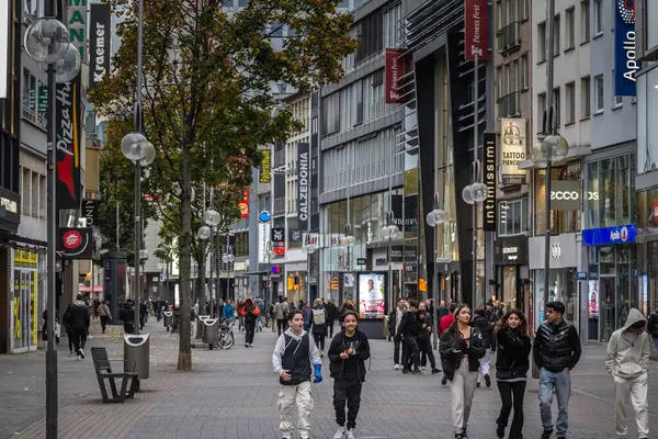 COLOGNE, GERMANY - 5 Kasım 2022: Schildergasse caddesinde yürüyen insanlar ve yürüyen Alman çocuklar. Schildergasse, Koln Altstadt 'ın ana caddesi, alışveriş caddesi..
