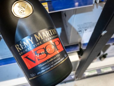 BELGRAD, SERBIA - 12 Şubat 2024: Remy Martin Cognac Fine Şampanyası Belgrad 'da satılıyor. Remy Martin bir Fransız konyak yapımcısı. Kaliteli şampanya, Fransa 'dan gelen 