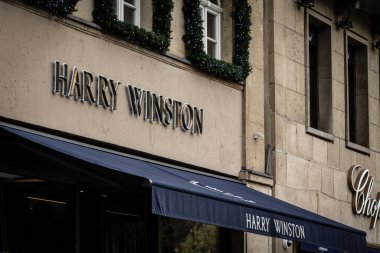 DÜZSELDORF, ALMANY - 7 Kasım 2022 Düsseldorf 'taki kuyumcularının Harry Winston logosu üzerindeki seçici bulanıklık. Harry Winston bir Amerikan lüks mücevher zinciri..