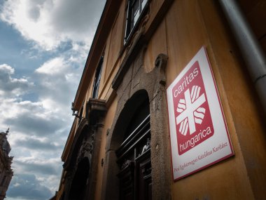 PECS, HUNGARY - 16 Eylül 2023: Pecs ofislerinde Caritas International (Caritas Macaristan) logosu. Caritas bir katolik yardım ve insani yardım örgütü..