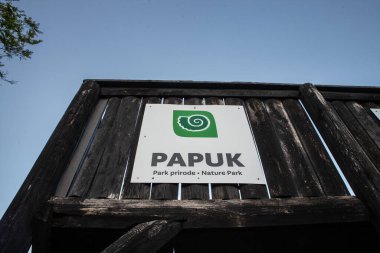 PAPUK, CROATIA - 14 Eylül 2023: Girişinin önündeki Papuk Doğa Parkı logosu. Papuk Park Prirode, dağlarıyla tanınan, köle bölgesindeki bir Hırvat milli parkı..