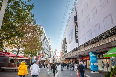 KOLOGNE, ALMANY - 6 Kasım 2022 Westenhellweg Panoraması, dükkanlar ve mağazalar açıldı ve insanlar alışveriş yapıyor. Westenhellweg, Dortmund Altstadt 'ın ana caddesi, Old Town' da bir alışveriş caddesi..