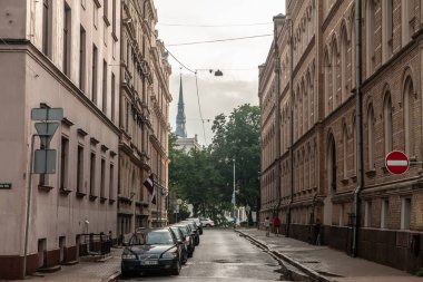 RIGA, LATVIA - 21 AĞUSTOS 2023: Riga 'da bir yerleşim sokağının panoraması, Vecriga Vecpilseta caddesi, Letonya' nın tarihi başkenti.