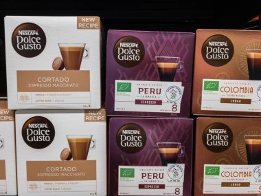 BELGRAD, SERBIA - 21 Şubat 2024: Nescafe Dolce Gusto logosu kapsüller ve Belgrad 'da satılık kahve kapsülleri. Dolce Gusto, Nestle grubunun bir kahve markası..