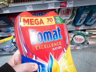BELGRAD, SERBIA - 15 Şubat 2024: Satılık deterjan kutularının üzerindeki Somat Mükemmellik logosu. Henkel 'in bir parçası olan Somat, bulaşıkçılar için bir ev temizlik ürünüdür..