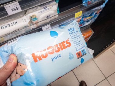 BELGRAD, SERBIA - 5 Şubat 2024: Huggies logosu Belgrad 'da bir süpermarkette satılık bebek mendili kutusunda. Huggies, Amerika 'da üretilen bebek bezi, mendil ve bebek bezi markasıdır..