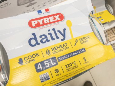 BELGRAD, SERBIA - 2 Şubat 2024: Pyrex Logosu Belgrad 'daki bir süpermarkette satılık bir yemek çanağında. Pyrex, ısıya dayanıklı olduğu bilinen bir Fransız mutfak malzemesidir..