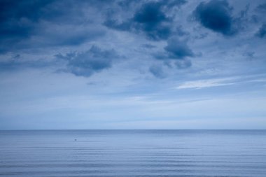 Dubulti, Letonya 'daki Jurmala plajının (Jurmalas Pludmale) panoraması, yağmurlu ve bulutlu bir öğleden sonra, baltık denizi üzerindedir. Jurmala, Letonya 'nın Baltık devletlerindeki deniz tatil beldelerinden biridir..