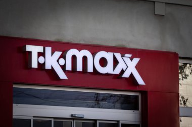 Heerlen mağazalarında 10 Kasım 2022 'de Heerlen mağazasının Maxx logosu bulundu. TK Maxx, TJX International Parkı, TJ Maxx 'in indirimli moda kıyafetleri ve ev dekorasyonu perakendecisi..