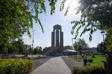 MOHACS, HUNGARY - 11 Eylül 2023: Mohacs 'taki Hosok ter Meydanı Panoraması, Hosi Emlekmu ile birlikte kahramanlar anıtı, mohakların savaşına adanmış bir dönüm noktası,.