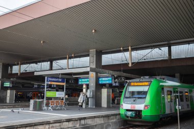 DÜZSELDORF, GERMANY - NOVEMBER 7, 2022: DB Deutsche Bahn tarafından işletilen Ren Ruhr S-bahn 'ın bir parçası olan Dusseldorf HBF tren istasyonuna giren S-Bahn Rhein-Rhur treni üzerindeki seçici bulanıklık .