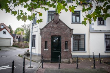 Hollanda, Vaals 'deki Kleng Wach' ta Hollanda ve Almanya arasındaki sınırda seçici bulanıklık. Eski bir sınır kapısı ve gümrük ofisi. Schengen 'in zorlanması nedeniyle terk edilmiş..