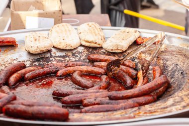 Srpska domaca kobasica adı verilen ızgarada pişirilen geleneksel Sırp sosislerinin seçici bulanıklığı, bir kasapta yemek pişirmek. Kobasica, Sırbistan ve Balkanlar 'dan geleneksel bir pişirilmiş et.