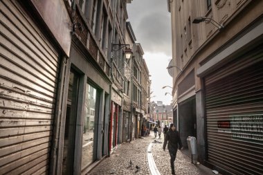 LIEGE, BELGIQUE - 9 Kasım 2022: Liege şehir merkezinin yaya sokağı Rue Gerardrie 'deki seçici bulanıklık, eski binaların, dükkanların ve butiklerin ön cepheleriyle.