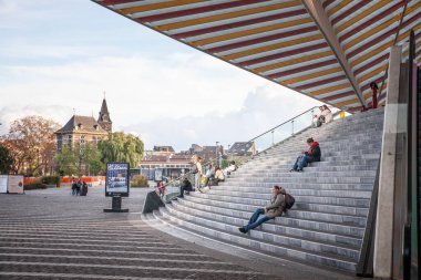 LIEGE, BELGIUM - 9 Kasım 2022: SNCB & Infrabel 'e ait Liege Guillemins tren istasyonunda bekleyen insanlar. Santiago Calatrava tarafından tasarlandı, Liege tren istasyonu..
