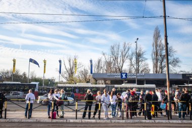 BELGRAD, SERBIA - 23 Mart 2024: Beogradski sajam Belgrad Fuarı durağında bir otobüs bekleyen kalabalık, Belgrad GSP 'nin merkezi, kentin toplu taşıma sistemi.