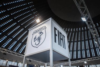 BELGRAD, SERBIA - 23 Mart 2024: Fiat ve Abarth logoları Belgrad otomobil bayiliğinin önünde. Abarth, İtalya 'nın FCA grubunun bir parçasıdır..